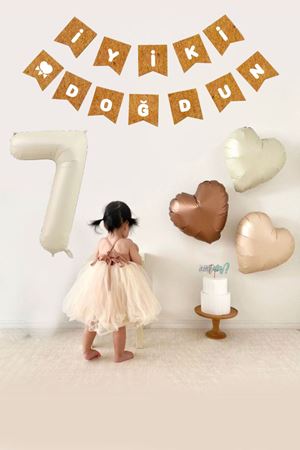 7 Yaş Doğum Günü Kraft Beyaz İyi Ki Doğdun Banner 3 Adet Kalp Balonlu Süsleme Seti