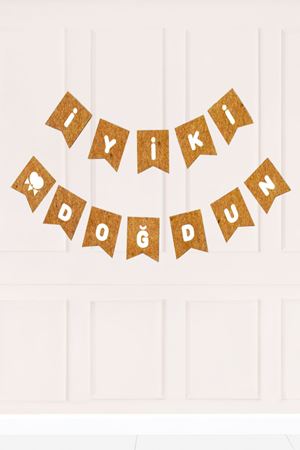 Kraft Üzeri Beyaz Yazılı İyi Ki Doğdun Banner İpli Doğum Günü Yazısı Banner
